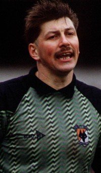 _AlanLeese's tweet photo. Born on this day 1958 former Wolves goalkeeper Mark Kendall. 
Brilliant memories 💛🖤.
Never forgotten, RIP Mark 🙏. https://t.co/WrdLUJQogj