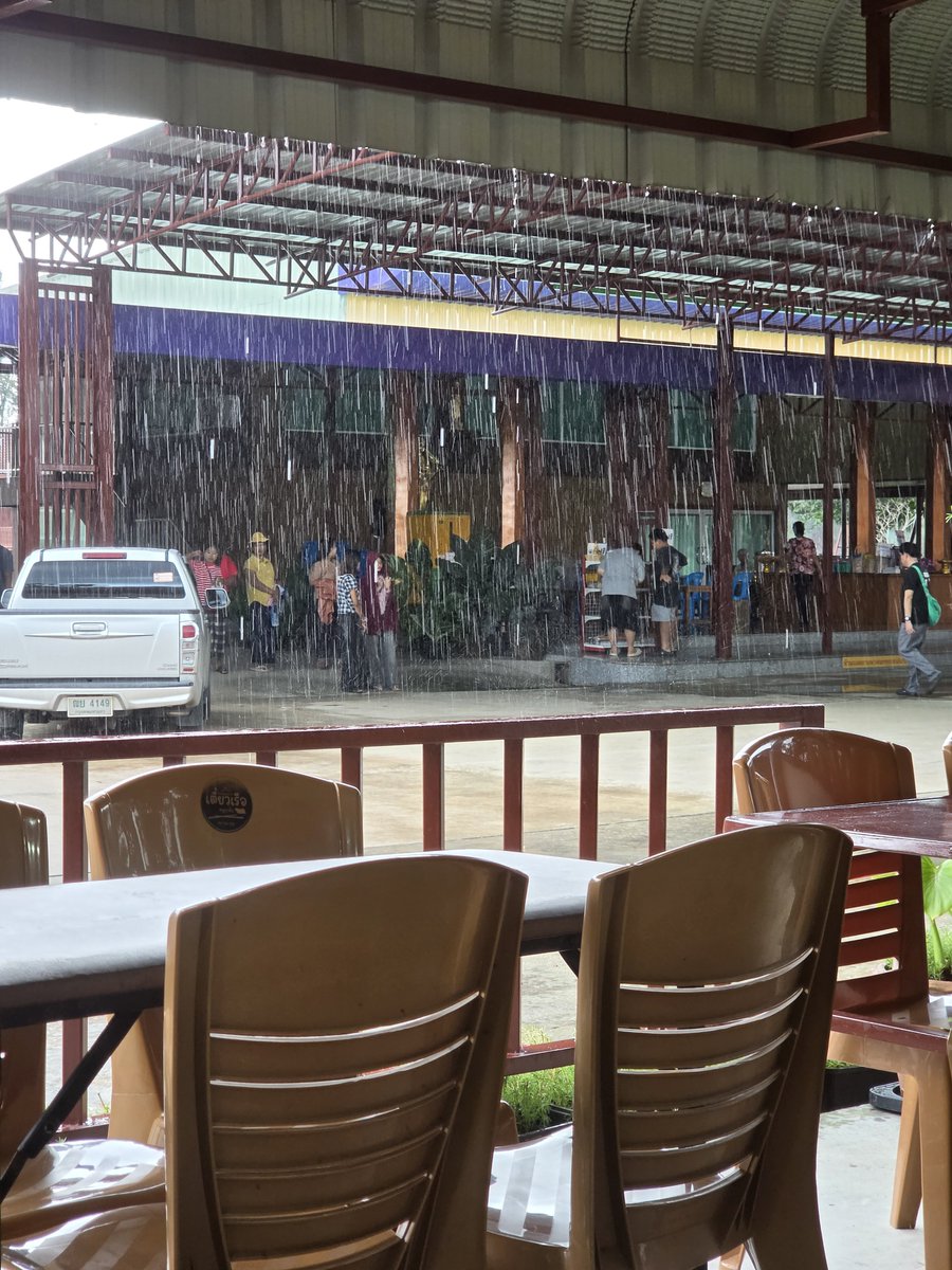 annpatc's tweet photo. ออกนอกบ้านที่ไร ฝนตกทุกที https://t.co/e7WKL5hyC1