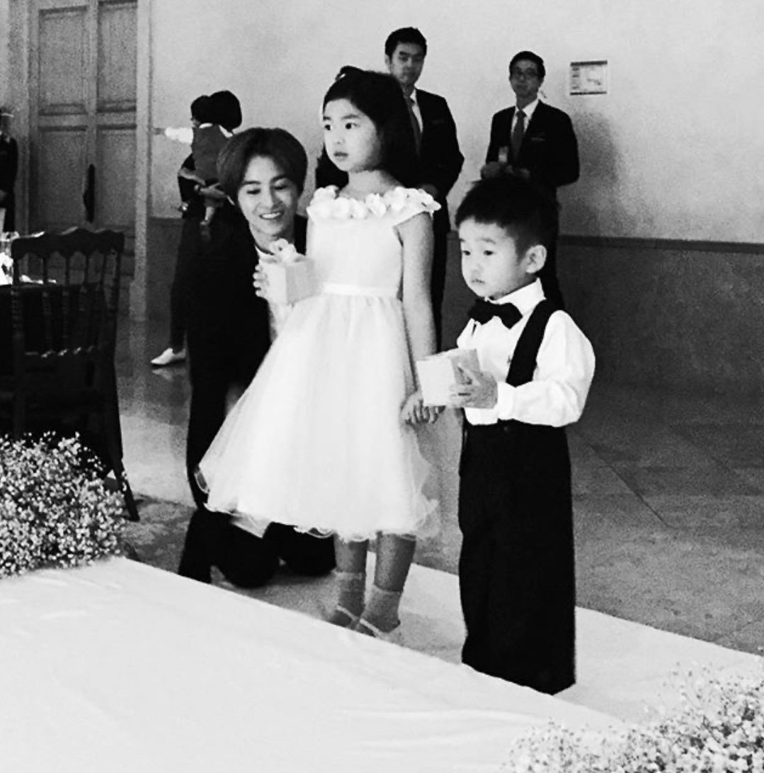 mmmonmuze's tweet photo. 미쓰라 결혼식때 하루랑 윤우가 화동이였는데
진심 어린타블로 투컷이 막내에게 아장자장 가는거같음 https://t.co/kmIu0sGsnw