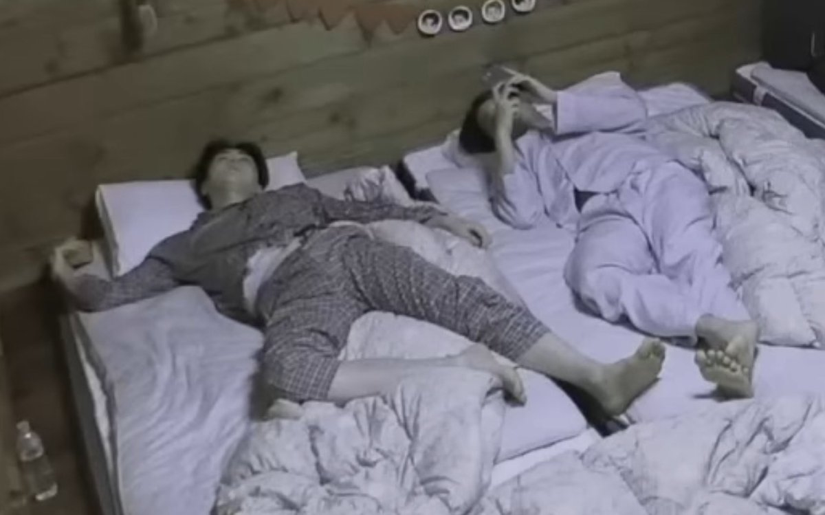 sekainims's tweet photo. separate beds, but zero gap https://t.co/91sHy0Tjzb