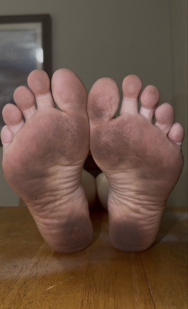 SaltWaterToees's tweet photo. Walking barefoot outside all night has made my soles filthy. Anyone wanna clean them? https://t.co/ncmfNHIWhl
