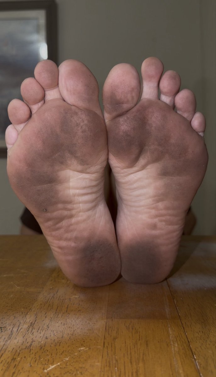 SaltWaterToees's tweet photo. Walking barefoot outside all night has made my soles filthy. Anyone wanna clean them? https://t.co/ncmfNHIWhl