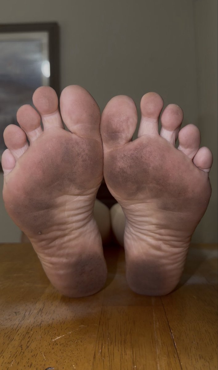 SaltWaterToees's tweet photo. Walking barefoot outside all night has made my soles filthy. Anyone wanna clean them? https://t.co/ncmfNHIWhl