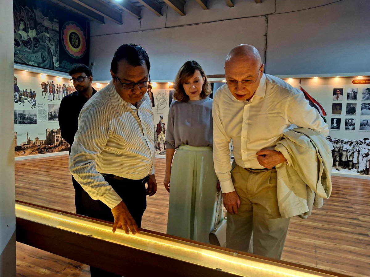 Ru_Cons_Kolkata's tweet photo. 🇷🇺🤝🇮🇳On September 18, Mr. Maxim Kozlov, Consul General of #Russia in #Kolkata, accompanied by his spouse Dr. Natalia Gerasimova, visited #India’s oldest research center — the #Asiatic Society, Kolkata, founded in 1784 — where they met with Lt.Col. Anant Sinha, Administrator. https://t.co/N9iqWT9ELa