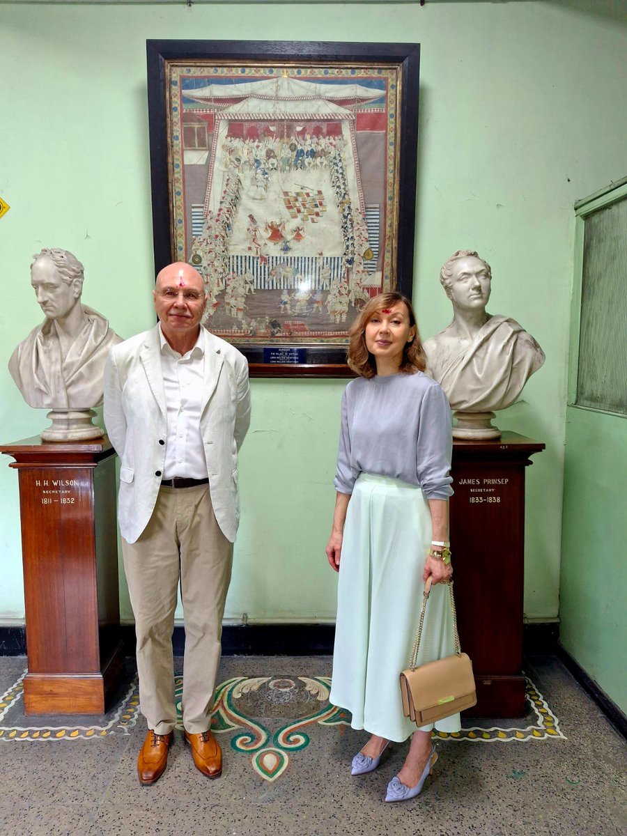 Ru_Cons_Kolkata's tweet photo. 🇷🇺🤝🇮🇳On September 18, Mr. Maxim Kozlov, Consul General of #Russia in #Kolkata, accompanied by his spouse Dr. Natalia Gerasimova, visited #India’s oldest research center — the #Asiatic Society, Kolkata, founded in 1784 — where they met with Lt.Col. Anant Sinha, Administrator. https://t.co/N9iqWT9ELa