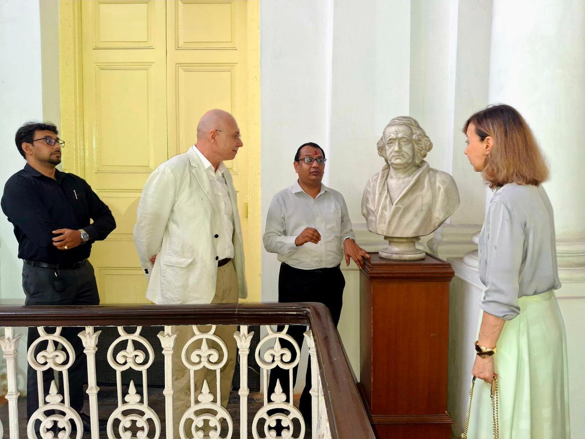 Ru_Cons_Kolkata's tweet photo. 🇷🇺🤝🇮🇳On September 18, Mr. Maxim Kozlov, Consul General of #Russia in #Kolkata, accompanied by his spouse Dr. Natalia Gerasimova, visited #India’s oldest research center — the #Asiatic Society, Kolkata, founded in 1784 — where they met with Lt.Col. Anant Sinha, Administrator. https://t.co/N9iqWT9ELa
