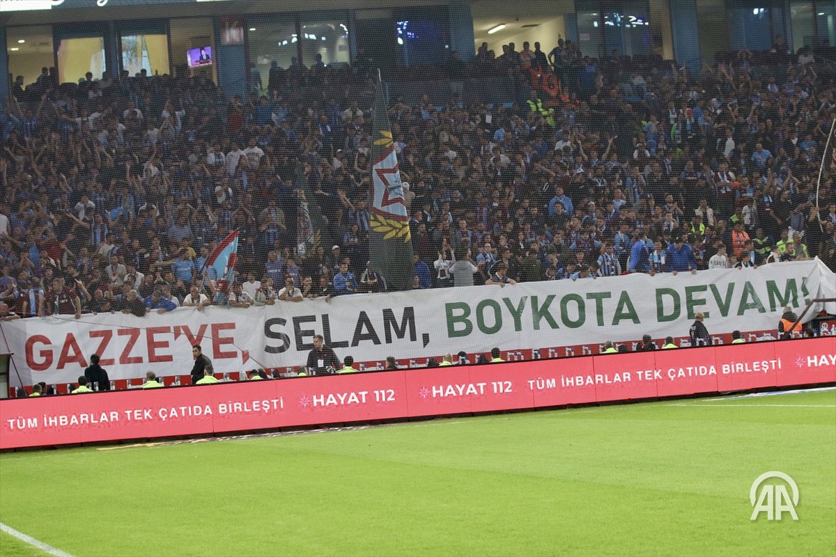 muhammet_durmaz's tweet photo. Trabzonspor tribünlerindeki Gazze pankartı. 
“Gazze'ye selam, boykota devam.” https://t.co/BuBuAqDD43