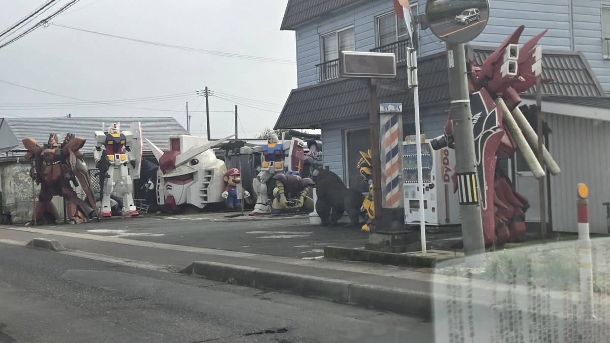 konakabot's tweet photo. 親方！
車走らせてたら、ゴリラとバンブルビーが居たんです
ガンダムやマリオも居ました
本当です！ https://t.co/EOwSP3WH1s