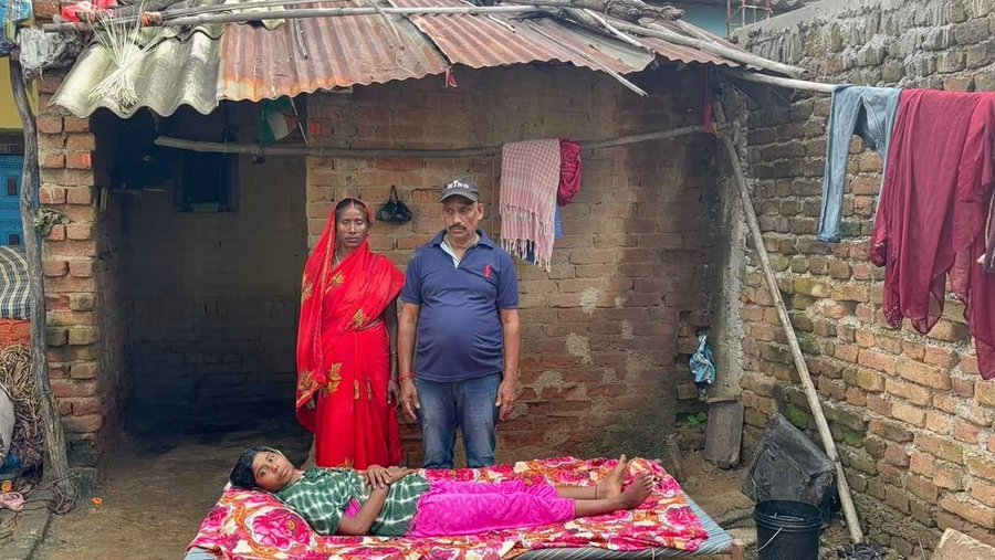 AwamiTanzeem's tweet photo. तीन साल से कैंसर से जूझ रही संजू, अब मदद की आस में…

गिरिडीह जिले के जमुआ प्रखंड अंतर्गत नवाडीह पंचायत के सखैबाद, दुम्मा निवासी राजू ठाकुर की 20 वर्षीय पुत्री संजू कुमारी पिछले तीन वर्षों से लिवर कैंसर जैसी गंभीर बीमारी से जूझ ���ही हैं।

एक बेटी को बचाने के लिए माता-पिता ने अपनी पूरी जमा-पूंजी इलाज में लगा दी। गहने जेवर बेच दी। लेकिन लगातार इलाज कराते-कराते परिवार आर्थिक रूप से टूट चुका है। अब पैसों की कमी के कारण आगे का इलाज कराना बेहद मुश्किल हो गया है।

संजू की हालत इतनी पीड़ादायक है कि बीमारी के कारण वह सामान्य रूप से शौच भी नहीं कर पा रही हैं। प्लास्टिक बैग के सहारे जीवन गुजारना पड़ रहा है। अपनी बेटी को इस हालत में देखकर माता-पिता की बेबसी का अंदाजा लगाया जा सकता है।

आज संजू के पूरे परिवार को माननीय मुख्यमंत्री श्री हेमंत सोरेन जी मदद की अपील है आपकी मदद से शायद एक गरीब की जिंदगी बच जाए कृपया संज्ञान ले @HemantSorenJMM @HelthMinistry @JPNadda @GiridihDc @narendramodi @SonuSood @tatatrusts @TataMemorial 
@JmmJharkhand 
@JMMKalpanaSoren
@IrfanAnsariMLA
@Rabindranathji
@KunalSarangi
@yourBabulal
@Annapurna_jp