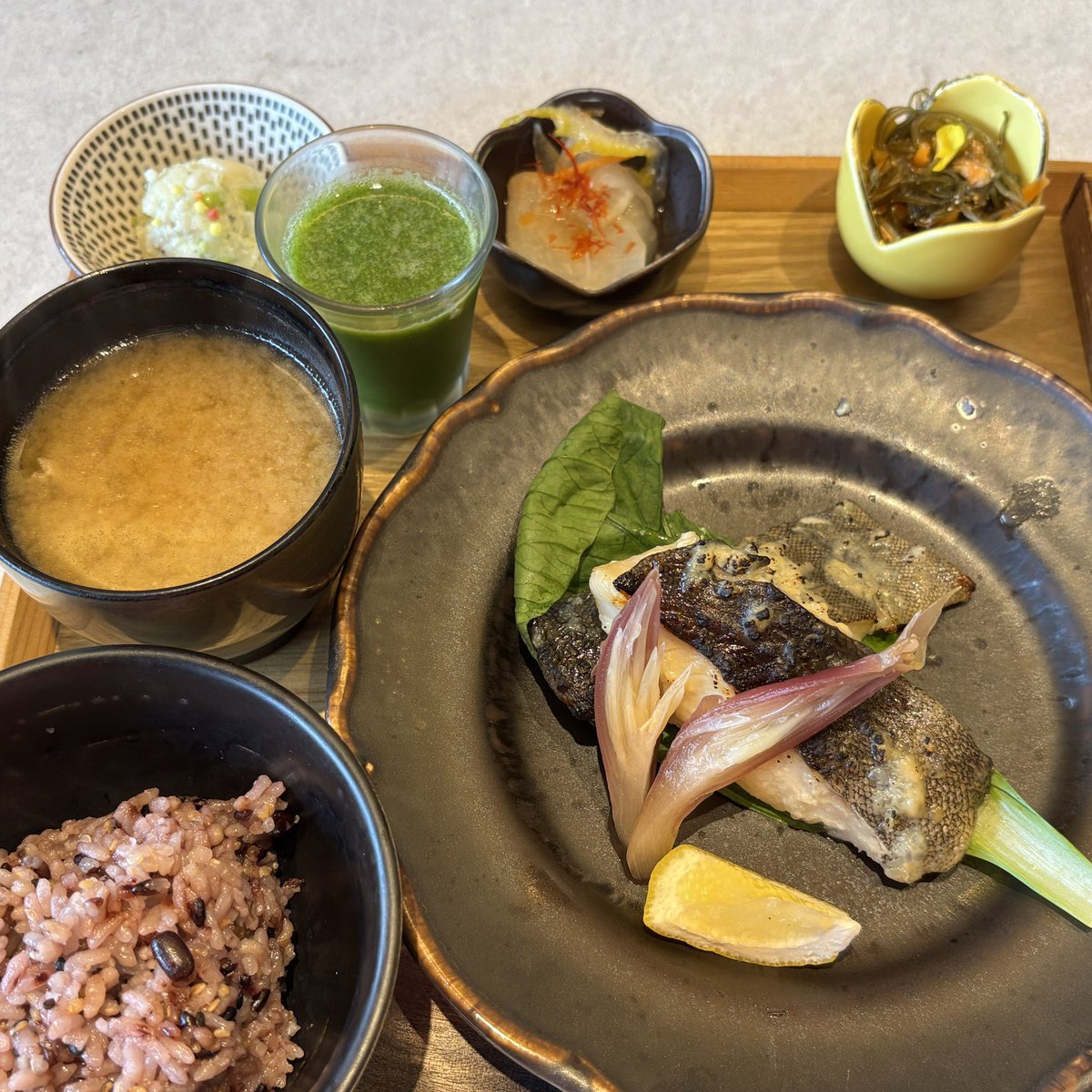Diabetejp's tweet photo. こんにちは。今日のランチは銀鱈西京焼膳。雑穀ご飯は小盛りサイズで自制。何よりも汲み上げ豆腐にオリーブオイルの組み合わせが美味しかったです。リピート決定🙆 https://t.co/A8xyRAUyY9