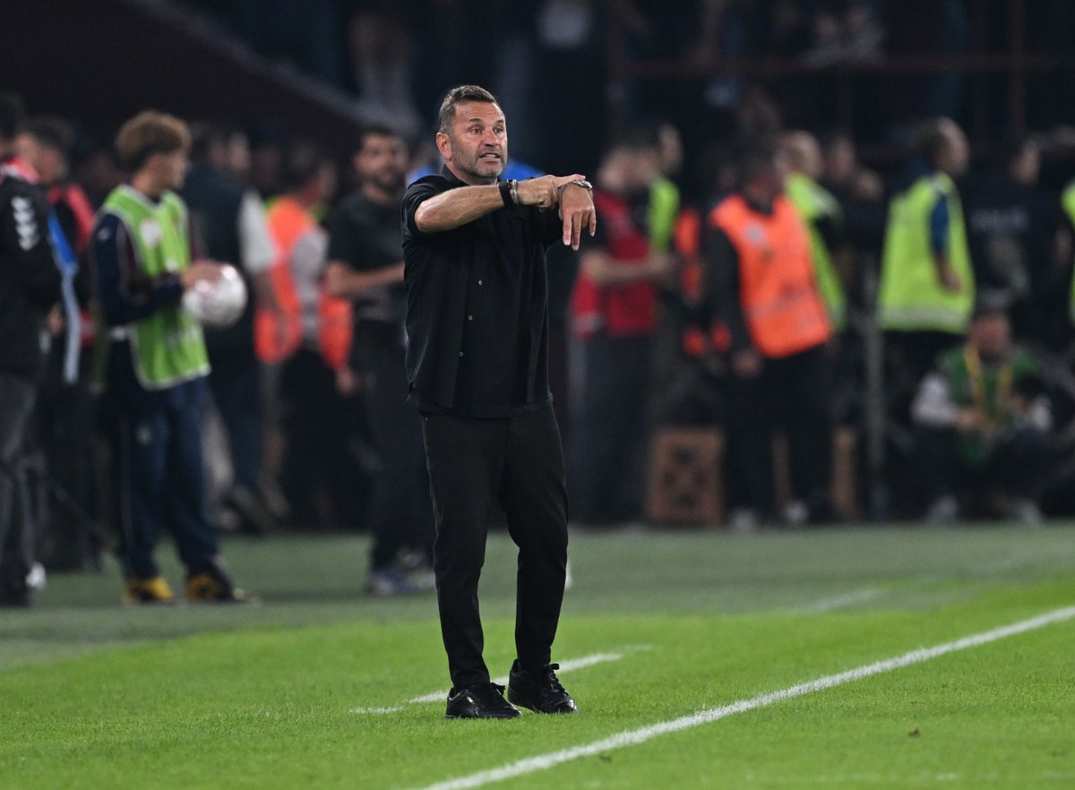 webaslan's tweet photo. Levent Tüzemen: "Mali kongre, Galatasaray yönetimi ve Başkan Dursun Özbek için çok zorlu geçecektir. Trabzon'da kaybedilen ağır yenilginin baş sorumlusu Okan Buruk'tur. Bazı yöneticiler de benimle aynı görüşü paylaşıyorlar. Genel düşünce şu: 'Oyun yok, planlama yok, takım aynı, rakip analizi hiç yok." Sıkıldık artık. İkinci kez oyundan atılması kabul edilemez. Okan Buruk'a sesleniyorum, şapkanı önüne koy, öz eleştirini yap."