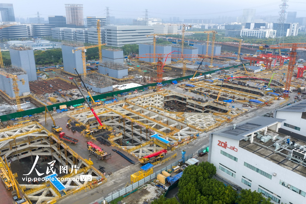 PDChinese's tweet photo. 【江蘇：蘇州東站S3區17號線超深基坑全速推進】9月19日，蘇州東站施工現場一派繁忙。繼7月S3區17號線超深基坑順利封底之後，地下主體結構施工正全速推進。該基坑最大開挖深度40.23米，為江蘇省最深、中國第二深高鐵站永久明挖基坑。東側S7基坑已於9月初封頂，項目攻堅有序開展。 https://t.co/MdHpgZvWRX