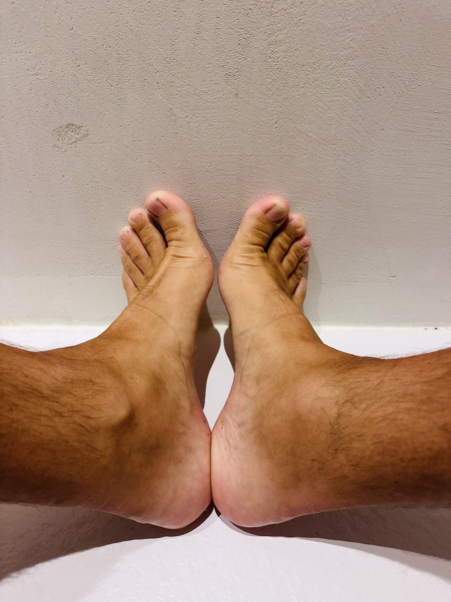 mecchaud13009's tweet photo. Vient me lécher les pieds 
#feet #feetfetısh #feetlover #kink #pieds #gay  #gayfrance https://t.co/kb24rYf7y0