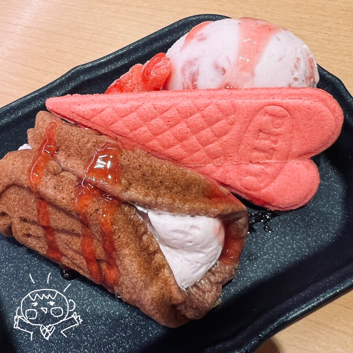 hankao42's tweet photo. スシローにいちごオムレツ（苺のオムレット）があったので食べました

私の脳内のいちごオムレツはもっと変な食べ物だけど、これはかわいくて美味しかったです https://t.co/zyULbl8WGF