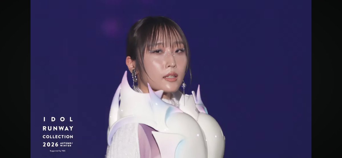 blppor's tweet photo. 綺麗なお顔に宝石を散りばめたようなメイクがとっても素敵 https://t.co/xfPxn2BAAC