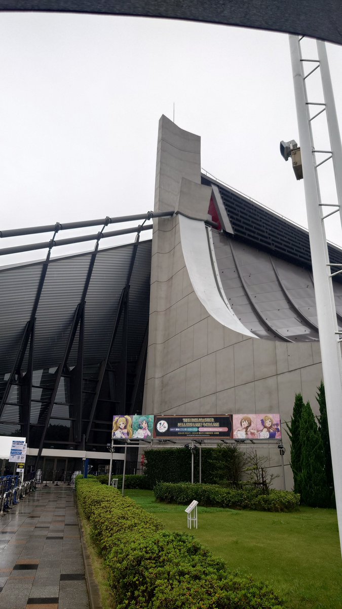 SiraUzi's tweet photo. 今日もやって来たぞ代々木競技場
雨の中の待機はなかなか堪えるが開催が危ぶまれるほどでなくて良かった、開演が待ち遠しい
#ミリオン14th_day2 https://t.co/TrSqB2xh5y