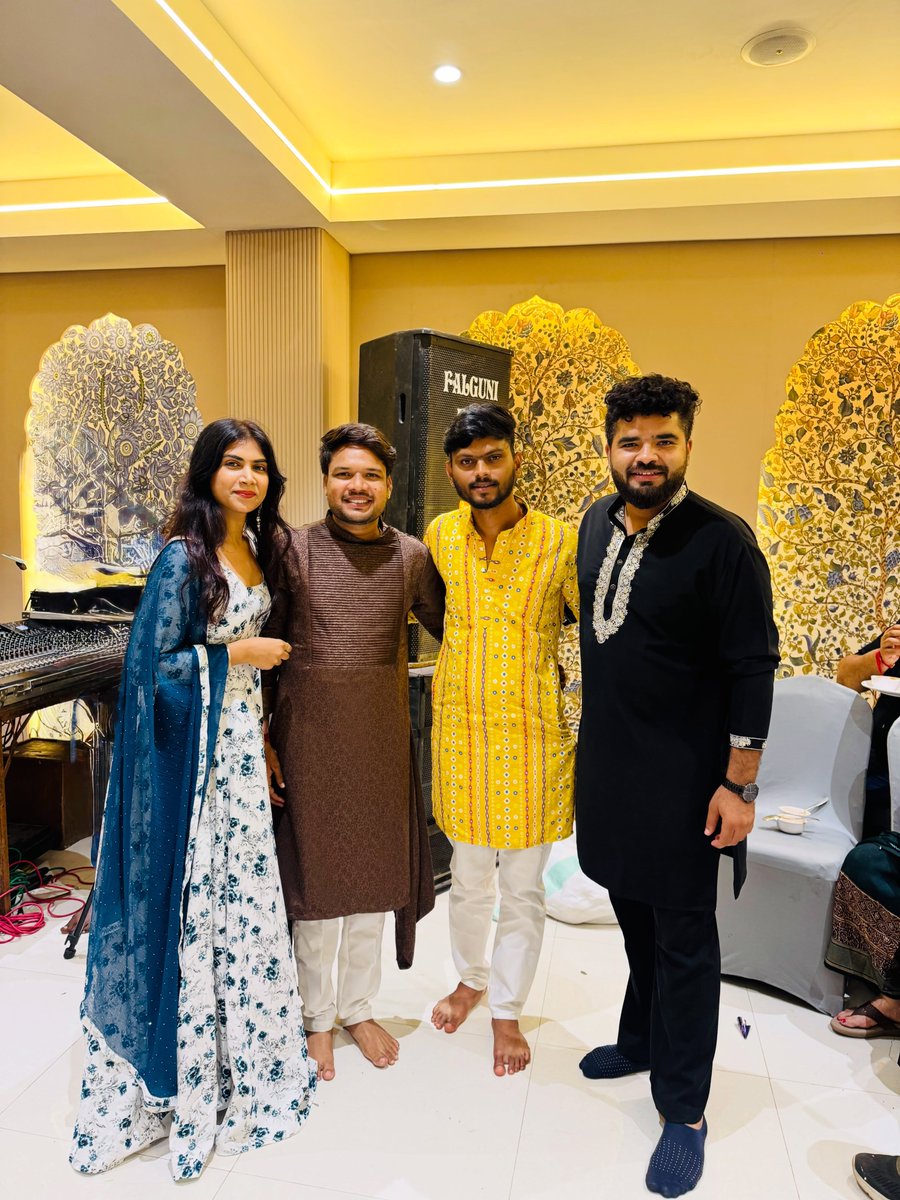 FlorrieBrels5's tweet photo. Last night’s show in Dwarka with Vikas Udasi, Uday Bhagat, and Soumya Panjwani. https://t.co/afGcr7fJua