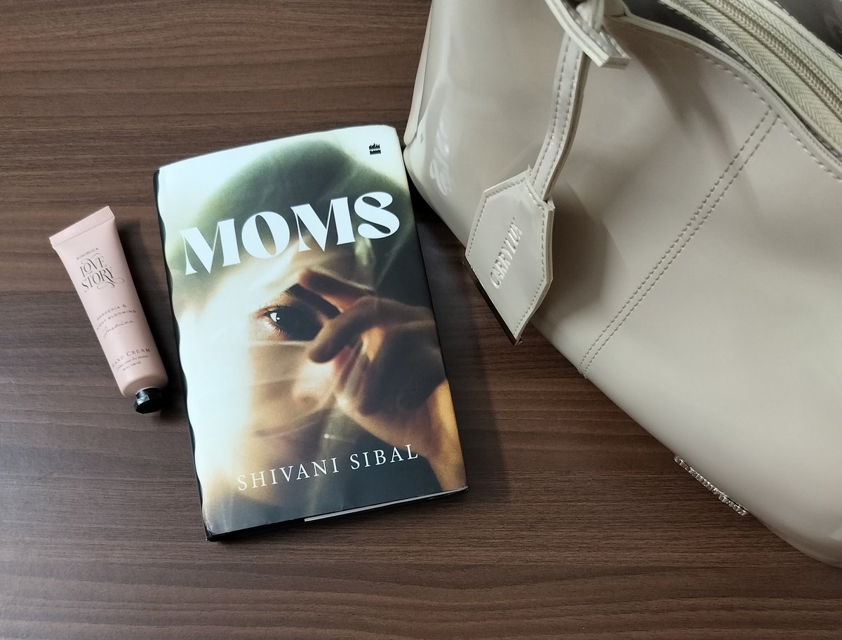 _Mili_Das's tweet photo. This Saturday afternoon I received a copy of Moms, surprisingly it is a signed copy, never received anything like that.
From @HarperCollinsIN

Now thinking to start this today.

#ShivaniSibal #Moms
#Bookpost #NewBook #NewRelease #Womenauthor #Indianauthor https://t.co/f6VGBW7suJ
