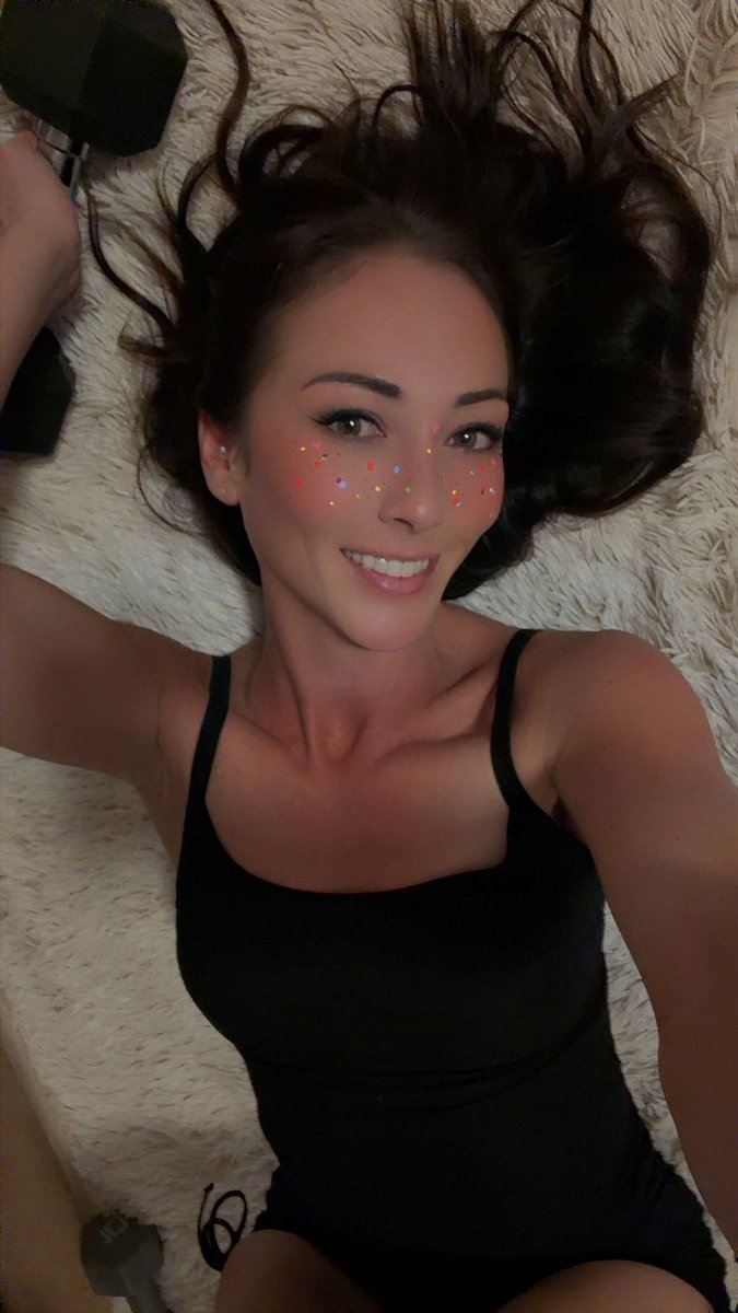 missstacy077's tweet photo. Come work out with Me 💪 👀 https://t.co/MlX4LkM5xy