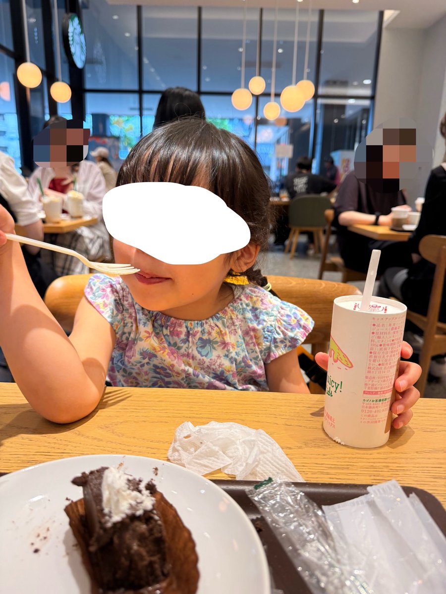 chikuko123's tweet photo. いや、もう、ほんとに…
スタバ行って、ケーキ一緒に選んで、おしゃべりが弾んで、あまりにも幸せすぎた😌
そろそろ行こっかって言ったら「ママ、また2人でゆっくりオチャしにこよーね💕おいしかったし楽しかったね」って言われて、人生のピークを感じたわ。
2歳の息子の2年後はどうなってるかなぁ https://t.co/nNbVBPb07T