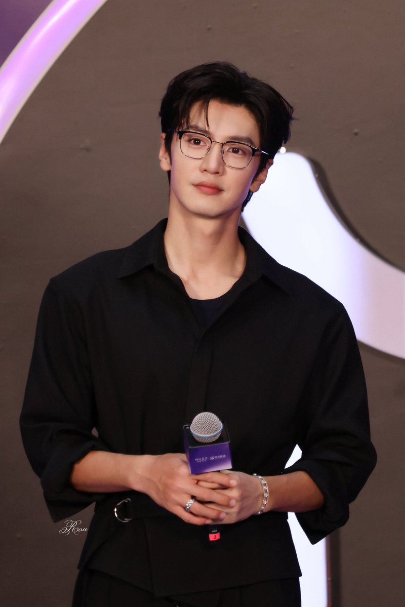 xcutiekittyx's tweet photo. 260919 MUEE Offline Event in Nanjing 🕶️ 

📸©️阿肉家的章鱼小丸子~

Raw zheyuan always the best! 😻🖤

#ChenZheyuan #陈哲远 https://t.co/DW4j979Rv2