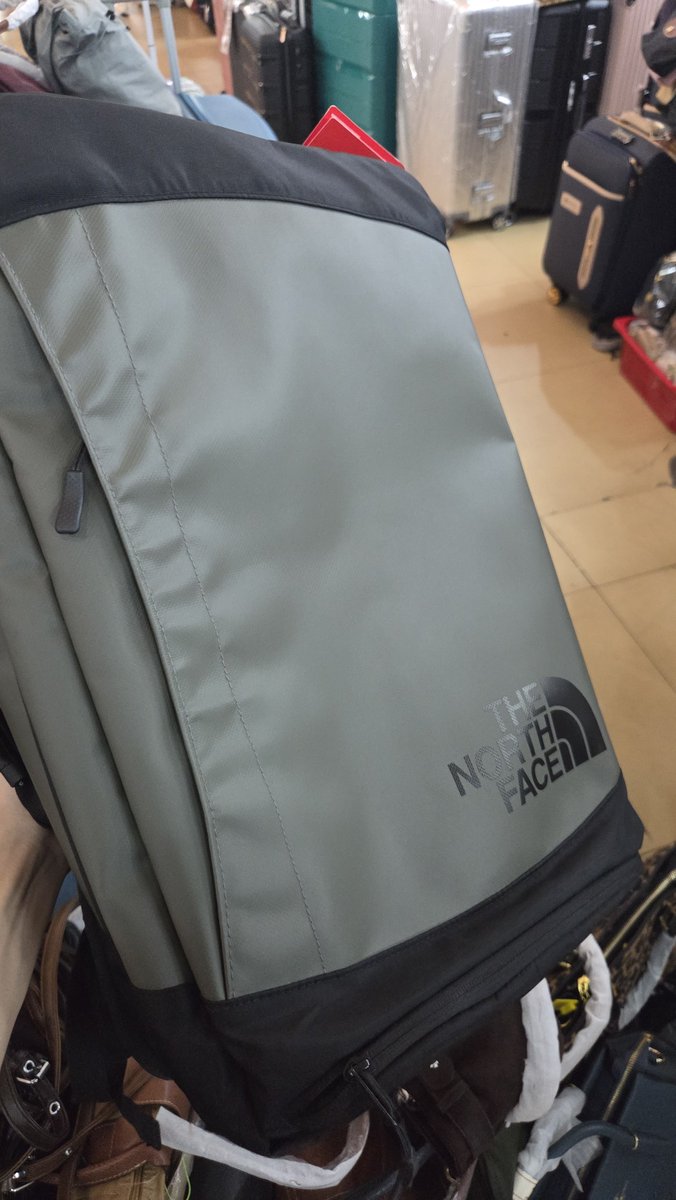 A_heart26's tweet photo. 近くの市場みたいな所で買い物🛍

パチモンがいっぱいある中でNORTHFACEのパチモンのでかリュックを値切ること3600円で勝ち取り成功👏
本物と大差なくて大満足✨ https://t.co/OopxmcQBmM