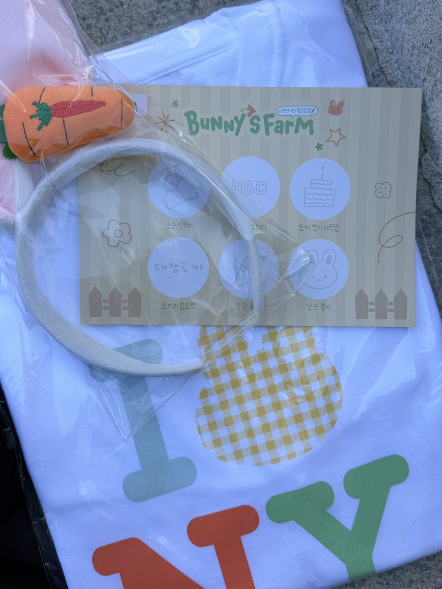onc2eva's tweet photo. 나연이의 당근 농장 입장러들 티셔츠랑 헤어 소품!! 🐰🥕🥕 https://t.co/AWu2e6XDWJ