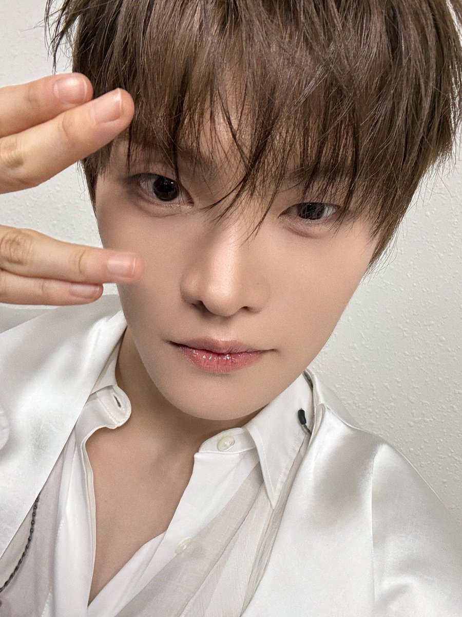 Muinwook's tweet photo. CLOSER, we won the Global Hot Trend Award at TMA today! Thank you so much for always being by our side. Did you enjoy our first-ever performance of ‘Open Your Eyes’? Our comeback has officially begun, so let’s run through it together! https://t.co/8UpUOnHsxR