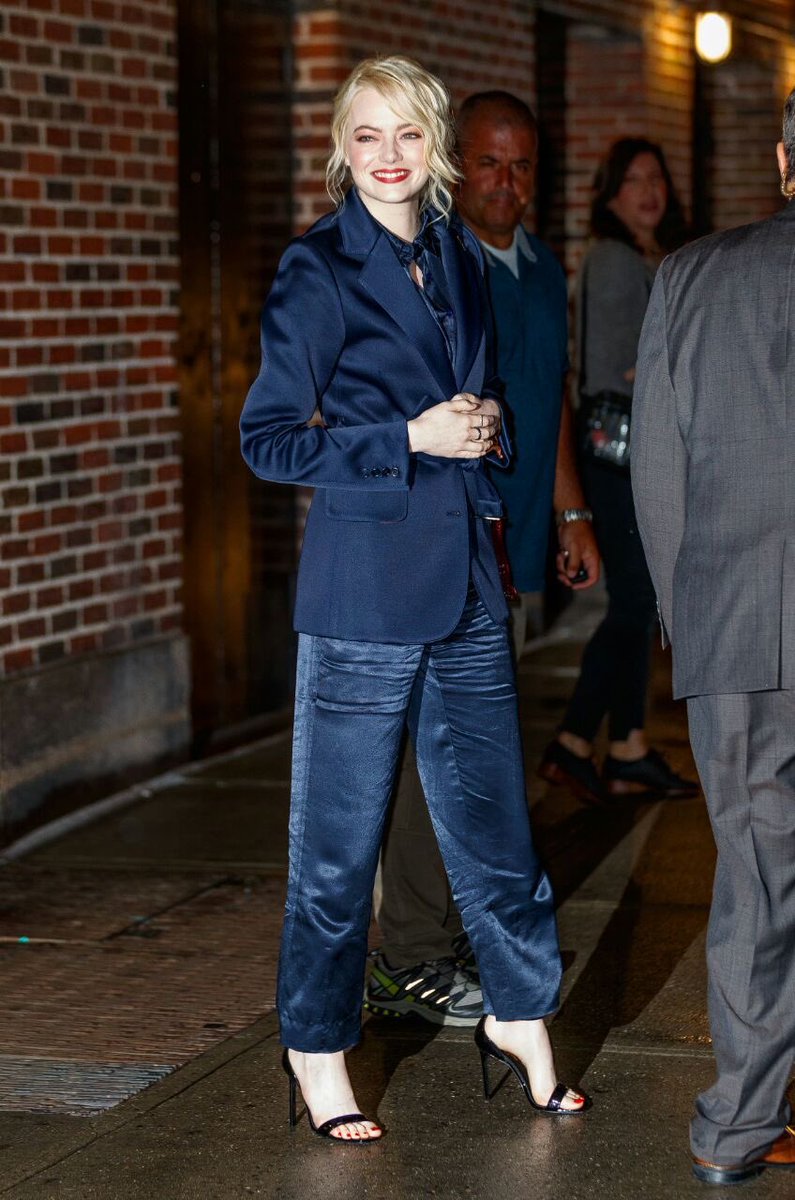 emmathrowbacks's tweet photo. September 19, 2017: Emma leaving The Late Show with Stephen Colbert in New York City https://t.co/wUD7KV0cOD