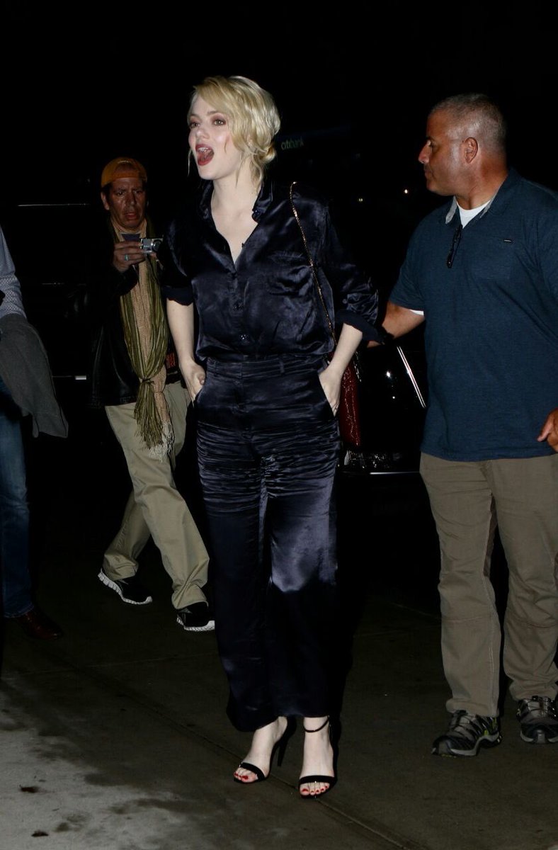 emmathrowbacks's tweet photo. September 19, 2017: Emma leaving The Late Show with Stephen Colbert in New York City https://t.co/wUD7KV0cOD