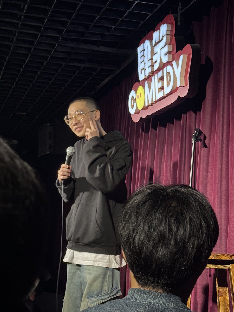 dovev129040's tweet photo. Just did a set about how my cat judges my dating apps harder than my mom—she’s currently side-eyeing me from the merch table. #StandUpLife https://t.co/q0tCbBLnZ3