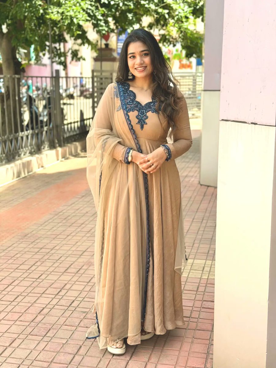 LeanCoffenpkt's tweet photo. JF-058

Price: ₹1399/
Category: Women’s ethnic wear
Stitching: Fully stitched and ready to wear

Gown
• Doremon crush fabric with embroidery threadwork and a full flare
• Flare: 7 m
• Inner: Heavy micro cotton
• Length: 48–49 inches

Available https://t.co/A94FKK8Zp1