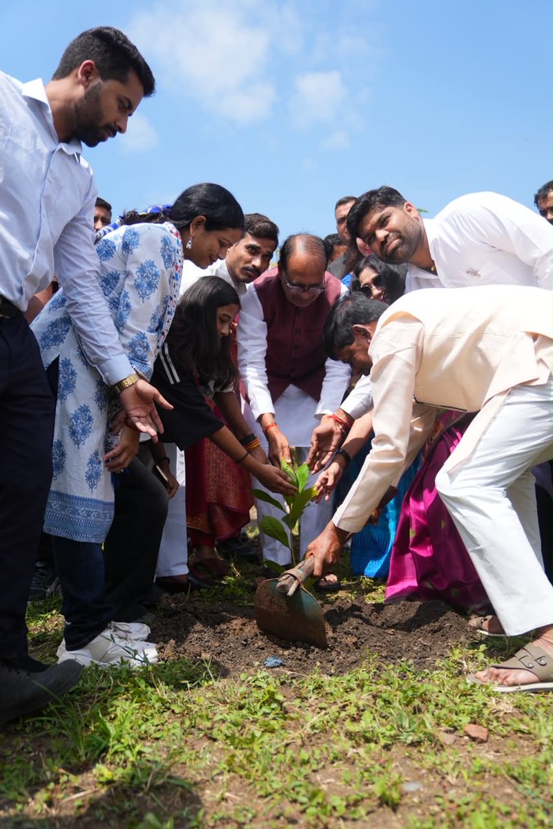 ChouhanShivraj's tweet photo. प्रतिदिन पौधरोपण के संकल्प के क्रम में आज भोपाल स्थित स्मार्ट सिटी पार्क में पौधा रोपा। पेड़-पौधे धरती को नवजीवन और मनुष्य को फल, फूल व प्राण वायु प्रदान करते हैं। आइए, पौधे रोपकर श्रेष्ठ संसार के निर्माण में योगदान दें।

पौधरोपण की इस मुहिम से जुड़ने के लिए लिंक पर क्लिक करें: https://t.co/IbniIc0XPd

साथ ही 📲 8929629475 पर मिस्ड कॉल करें और 'वृक्ष मित्र' बनें।

#OnePlantADay