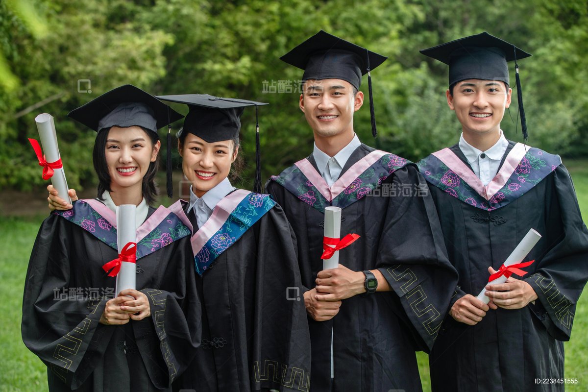 apriu395082's tweet photo. Graduation check-in! 4 years of late-night study sessions, campus walks, and unbeatable friend memories done. Off to new chapters but holding these moments tight https://t.co/fECl0T2QGg