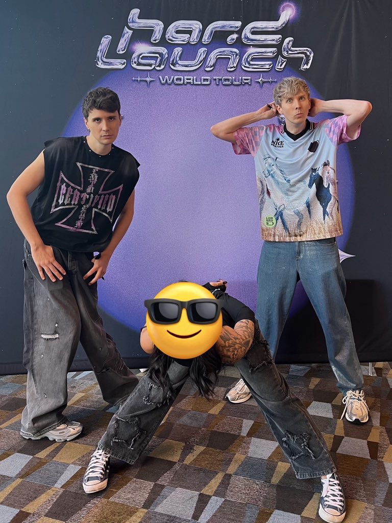 ranbluue's tweet photo. My friend doesn't have twitter but she said I could post her Dan and Phil meet and greet photo here cuz it's too funny not to share https://t.co/UgQVxwqRhw
