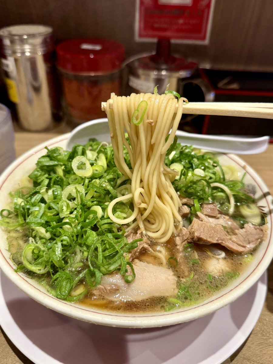 za0ez's tweet photo. 京都メシ①
⭐︎本家第一旭 烏丸店
⭐︎ラーメン(ネギ増し)
京都の大好きなラーメン✨
本店はとんでもない行列だが、烏丸店(直営店)はほぼ並ばずに食べられるので嬉しい限り😊
外国人観光客にここがバレないことを願うばかりだ笑笑
2026.9.8 https://t.co/Y0eCOB46Rz