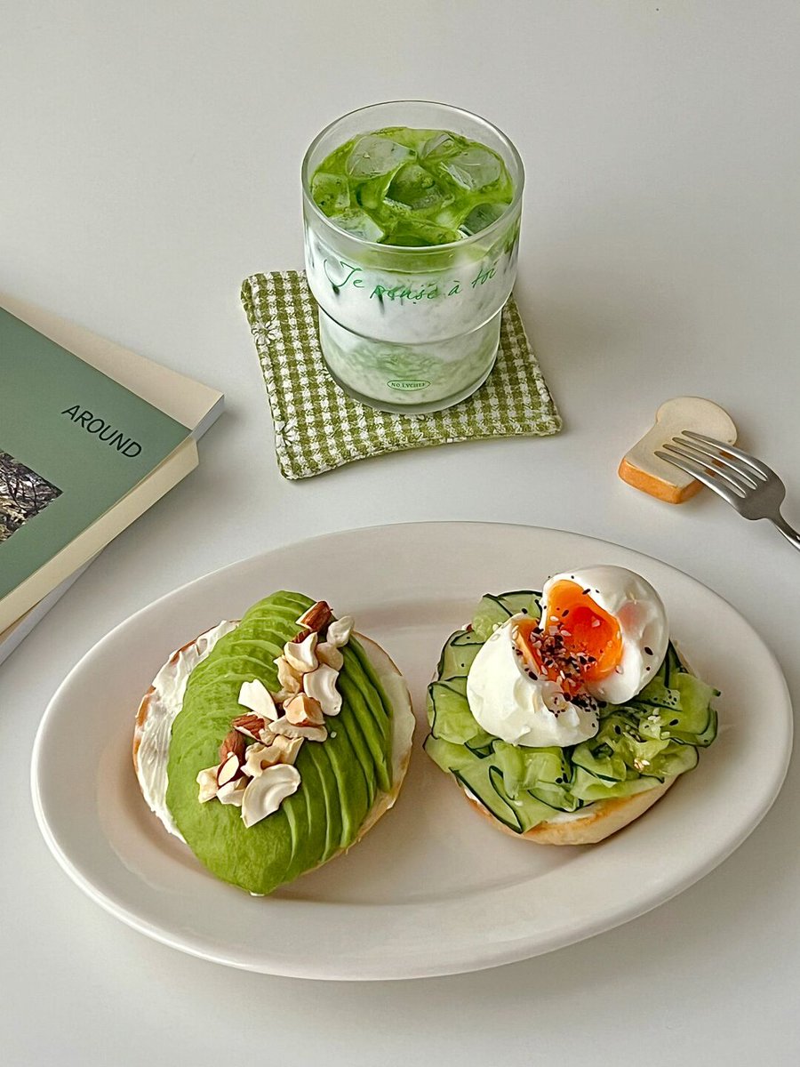 sweej945990's tweet photo. My go-to weekday fuel: creamy avocado toast with a sprinkle of flaky sea salt u0026 a side of iced green tea—quick, fresh, and absolutely satisfying!， https://t.co/vjMfdCxfF3