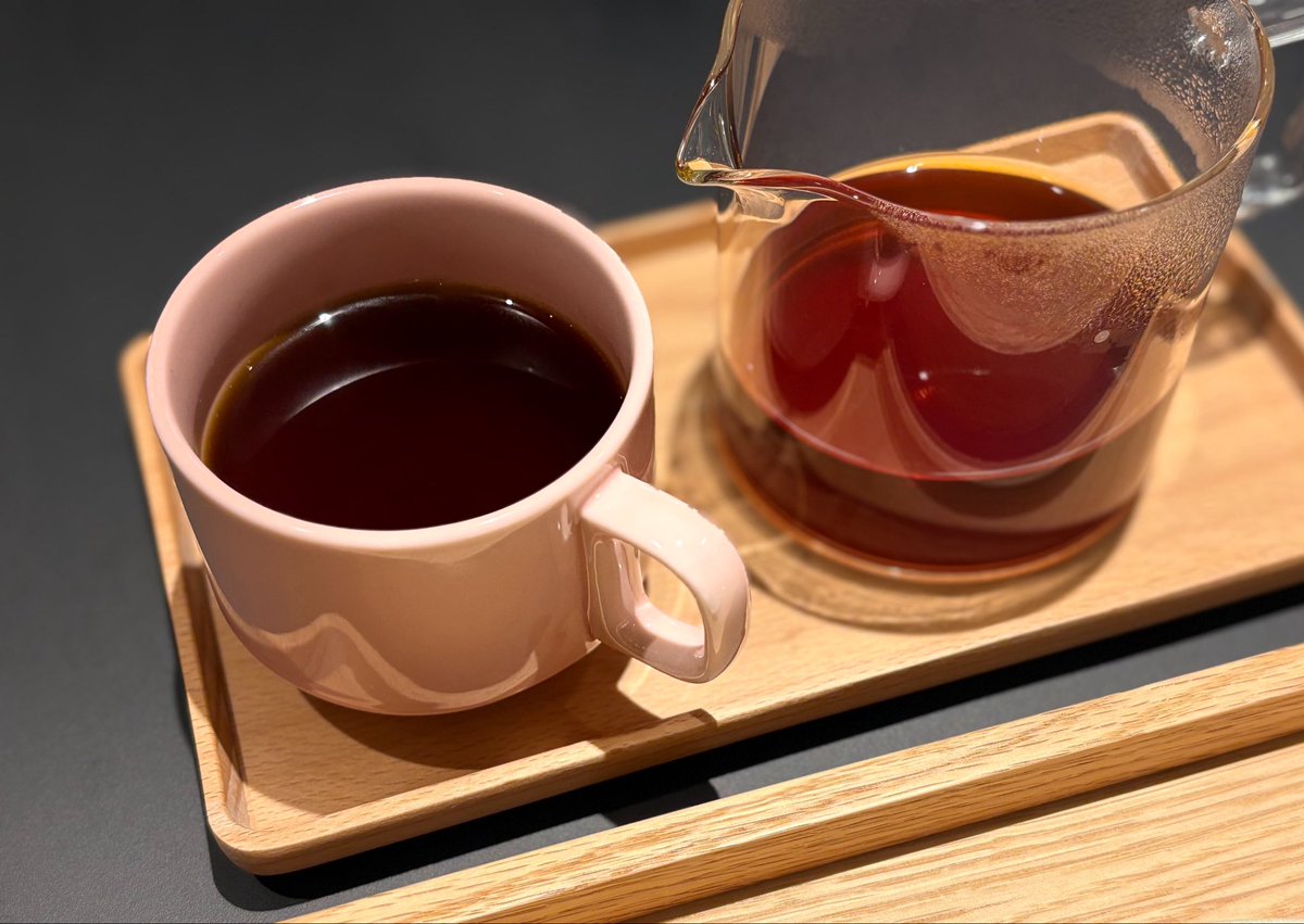 CoffeeShopRetro's tweet photo. 【#DropCoffeeRoasters】
スウェーデン・ストックホルム発のコーヒーブランド初上陸。夜で完売多くセムラ食べられず。#本日のコーヒー 、深みがあり美味。#フレンチトースト 甘さが薄く生クリーム砂糖不使用最高!ただプラムも無味悲し。友人の頼んだ抹茶ラテ。全体的コスパは悪いが22時まで営業は嬉し https://t.co/2wTKxTo8Fu