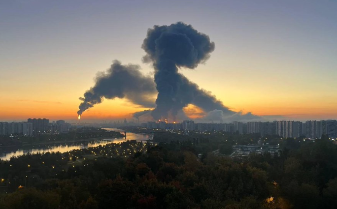 Armand_Crist79's tweet photo. Les dejo un resúmen rápido de todos los conflictos bélicos que están relacionados en este momento, para que no te pierdas de nada: 

1. Rusia–UcraniaGuerra desde 2022. 
Lo de esta madrugada es eso: drones ucranianos contra Moscú y su región, con muertos civiles, daños en la refinería de Moscú y elecciones rusas de fondo. Rusia sigue bombardeando Ucrania (energía, ciudades, logística).

Puente con lo demás: Rusia e Irán se ayudan (drones, misiles, satélites). Moscú quiere un Irán vivo como aliado, pero no quiere que esa guerra le quite recursos de Ucrania. El petróleo caro le conviene a Rusia.

Moscú ahora:
(sigue)