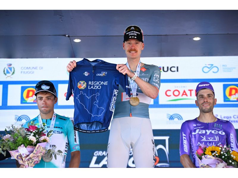 tuttobiciweb_it's tweet photo. Dopo aver vinto il #gplazio Dorian #Godon ha detto di essere "felice di essere tornato al top dopo la brutta caduta al Tour" e poi ha festeggiato con un tuffo nel lago di Bracciano...
https://t.co/7BteZ3JYGG https://t.co/JSCrQ7SyQk