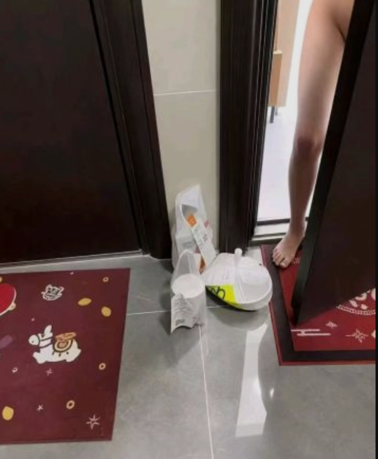 0xyouyu's tweet photo. 这干的哪是外卖员

这是让外卖员干

讲真的大部分都是主人的任务罢了

里面肯定有个主人在笑嘻嘻的拍照和遥控 https://t.co/EvxqGYp5Vr