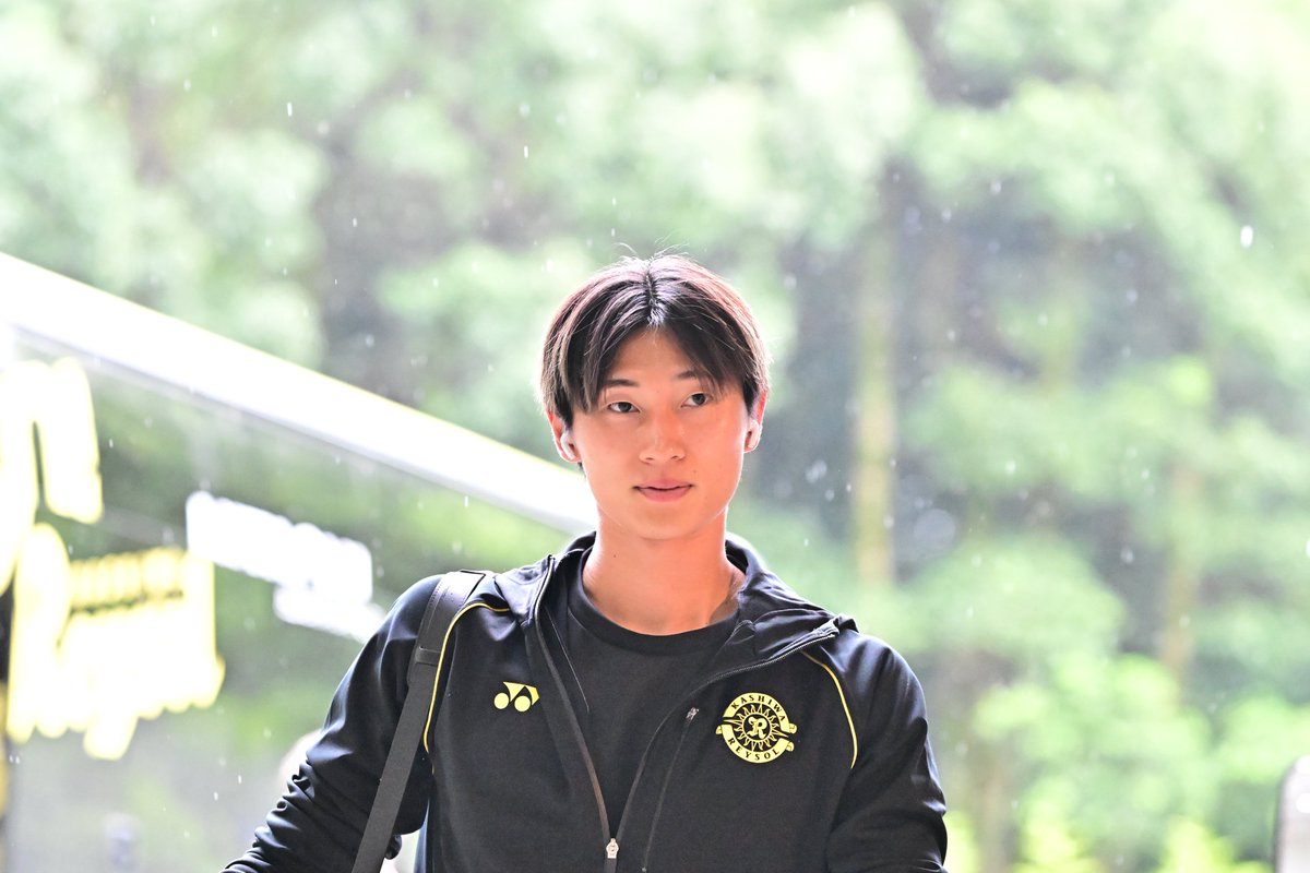 REYSOL_Official's tweet photo. Bus Arrival 🏟️
先ほどスタジアムに選手たちが到着しました🟡⚫️

#柏レイソル  #AMBITIONToBeTheBEST https://t.co/WZ3bn7CWyy