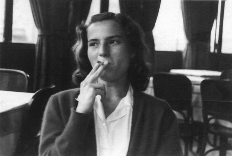 literaturamel's tweet photo. Terminado. Una joya absoluta que te atrapa desde el principio. 
La atmósfera angustiosa de la Barcelona de posguerra y la intensidad con la que Andrea descubre la vida hacen de Nada, de Carmen Laforet, una lectura inolvidable
Un clásico imprescindible
Puntuación: ⭐️⭐️⭐️⭐️⭐️ (5/5) https://t.co/PLslZhOMKa