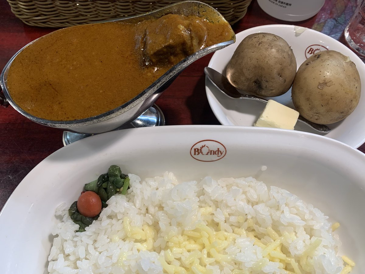 metasilicat's tweet photo. 学生の頃初めて食べてあまりのおいしさに衝撃を受けたごちそうカレー
バターを乗せたじゃがいも、チーズがとろけたごはんに甘いレーズンを散らして柔らかビーフたっぷりのカレー😍　
#ボンディ本店 https://t.co/E0g40KVWnd