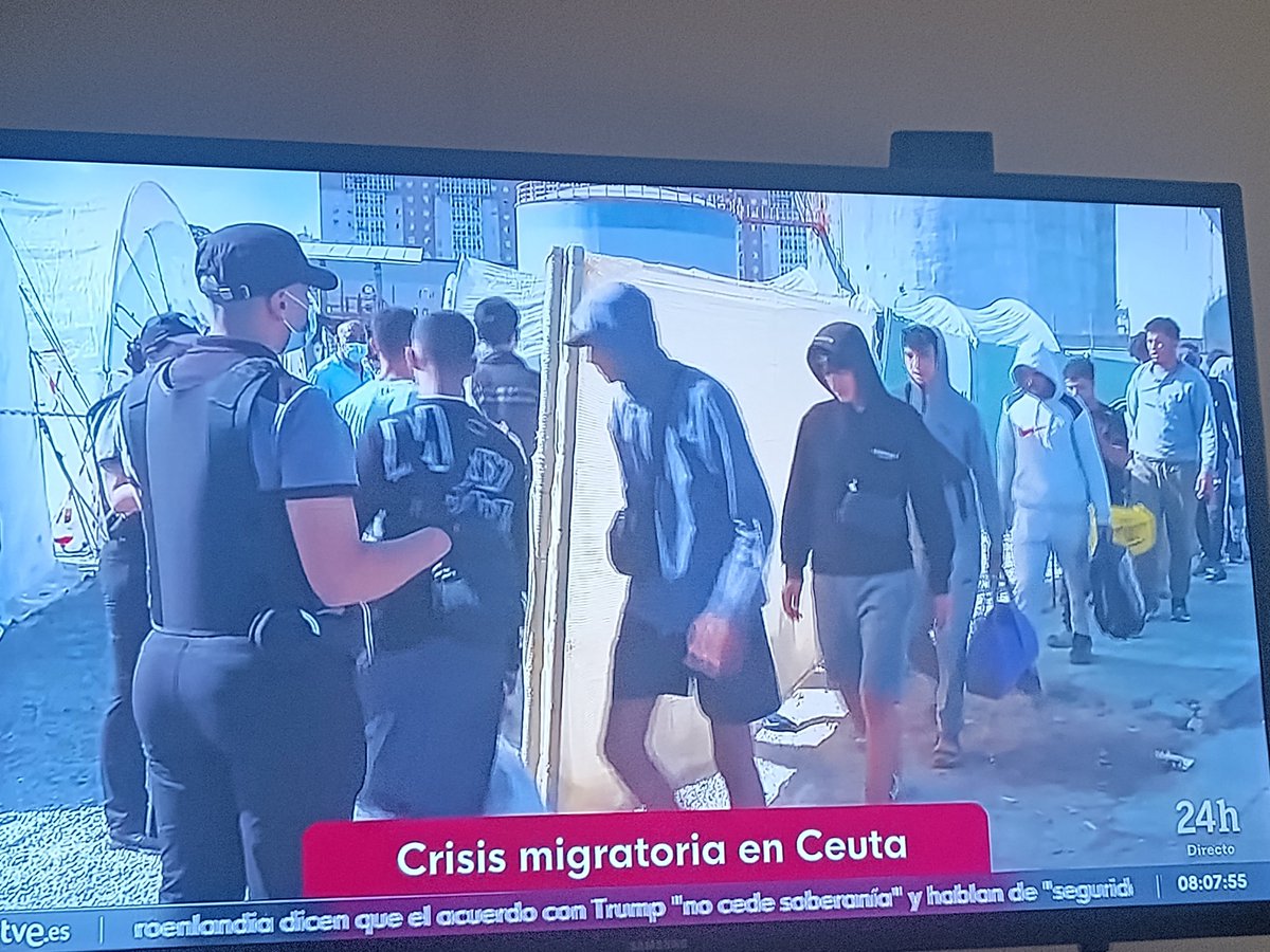 PedroInsua1's tweet photo. Propuesta seria: que trasladen a los inmigrantes a la playa de la Concha, en San Sebastián...
(No creo que ningún gobierno aguantase casi dos meses con la Concha ocupada, como sí tolera la ocupación de la playa de Trampolín, en Ceuta). https://t.co/UqdkmegMA0