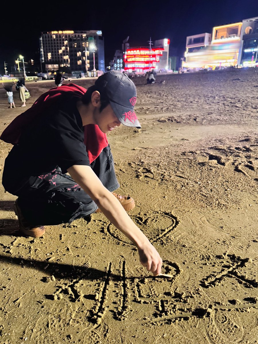 mysummtr's tweet photo. 260920 제로베이스원 인스타그램 #김태래 

💬 ❤️🌙

🎵 박효신 - Stellar Night https://t.co/QwjW8uRJk1