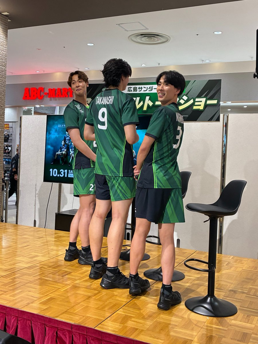 Thunders_vb's tweet photo. ⚡サンダーズ情報⚡
「スペシャルトークショー in LECT」
始まりました🎤🌠
#広島サンダーズ
#Hiroshimathunders https://t.co/5TTDyPaxIV