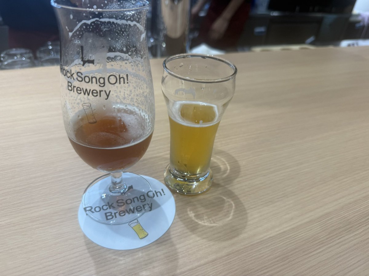dashwz568's tweet photo. 京都駅にて　東京の友人待ち　カフェがアホみたいに混んでる　駅内にクラフトビール🍺の店ハッピーアワーで安いのに試飲でバナナ風味のビールをサービスで頂く https://t.co/TcOedV4WDb