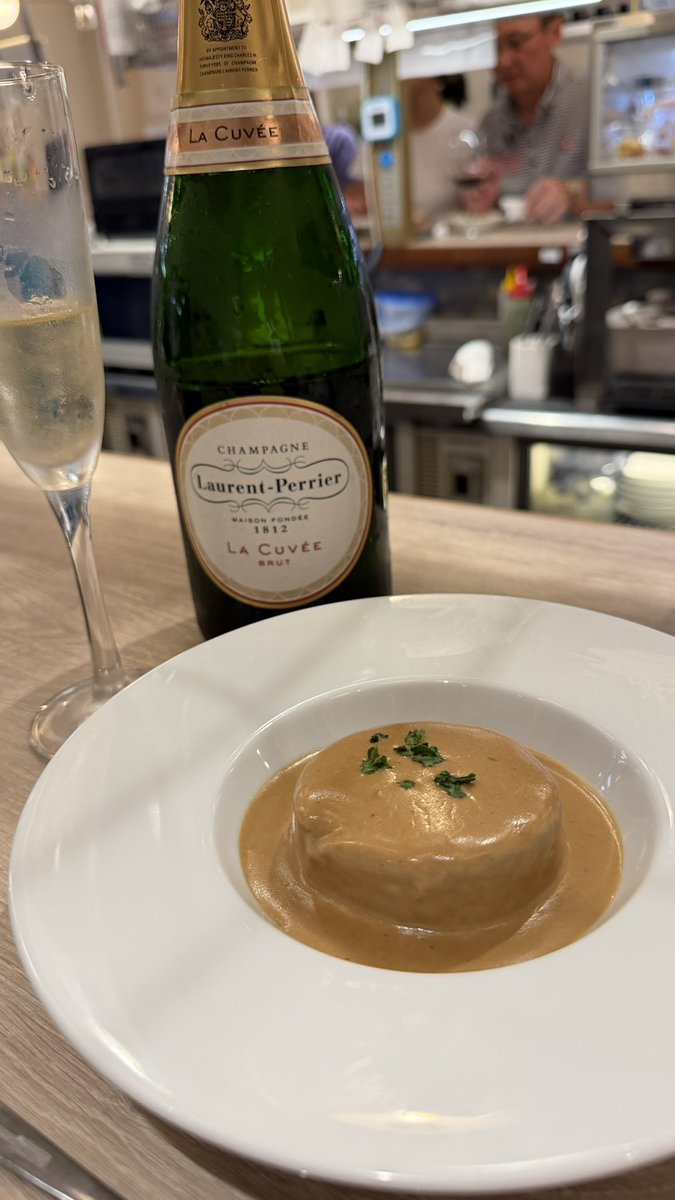 jgc_kix's tweet photo. 甲子園行く前に梅田でお昼ご飯
奥様とボトルで🥂

あっ、午前中に大型バイクの卒業検定あって合格しました✌️ https://t.co/4awkIeDVjM