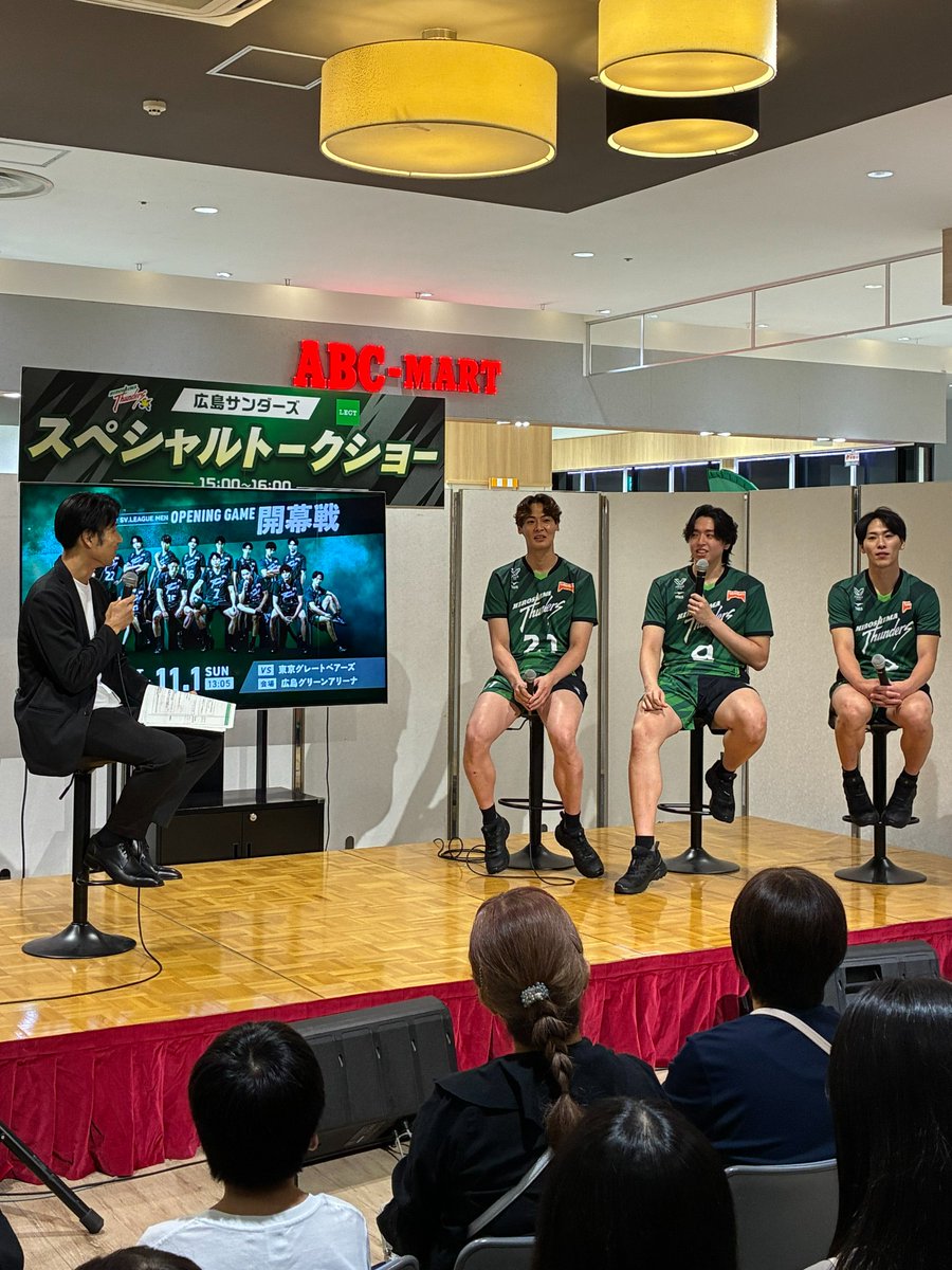 Thunders_vb's tweet photo. ⚡サンダーズ情報⚡
「スペシャルトークショー in LECT」
始まりました🎤🌠
#広島サンダーズ
#Hiroshimathunders https://t.co/5TTDyPaxIV